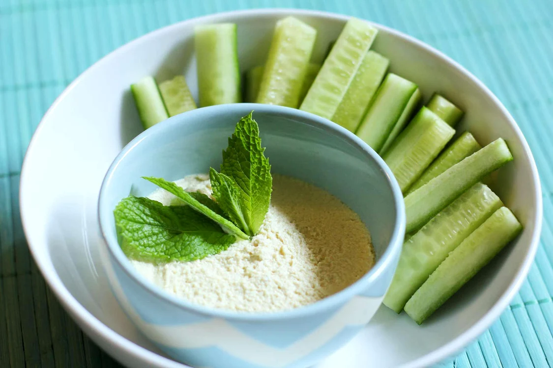 Castraveții cu hummus sunt gustarea perfectă