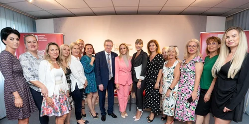 Gabriela Firea alături de femeille din organizația PSD București jpg