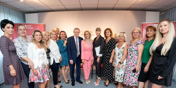 Gabriela Firea alături de femeille din organizația PSD București jpg