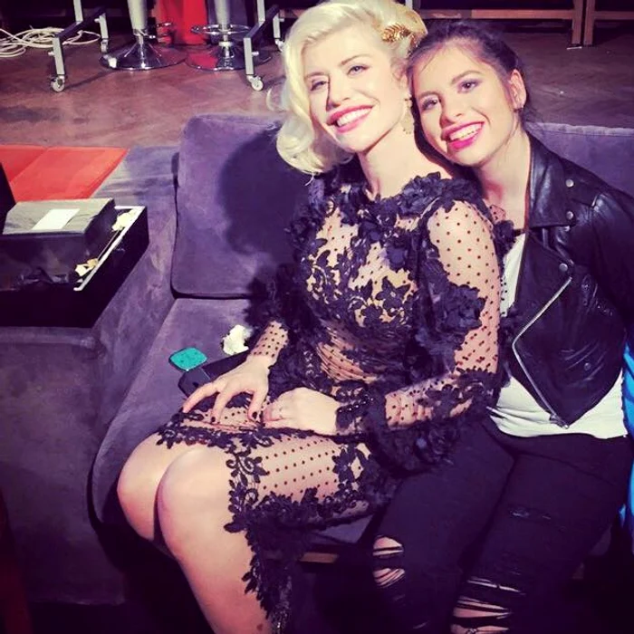 
    Loredana Groza (44 de ani) și Elena (16 ani) par a fi surori, nu mamă și fiicăfoto: arhiva personală  