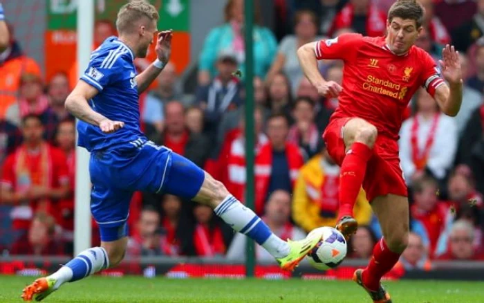 Gerrard (dreapta) a greşit la primul gol, în prelungirile primei reprize. FOTO: Guliver/Getty images