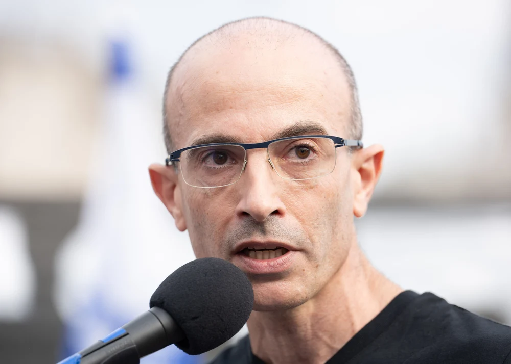 Istoricul israelian Yuval Noah Harari: Algoritmii rețelelor sociale ne controlează atenția prin frică, furie și ură