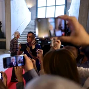 Jurnaliști așteaptă sosirea miniștrilor pentru ședința de guvern în holul de onoare al Guvernului, în București. FOTO Inquam Photos / Octav Ganea