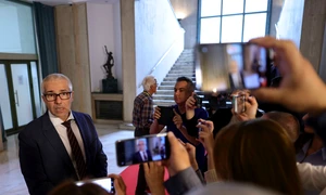 Jurnaliști așteaptă sosirea miniștrilor pentru ședința de guvern în holul de onoare al Guvernului, în București. FOTO Inquam Photos / Octav Ganea