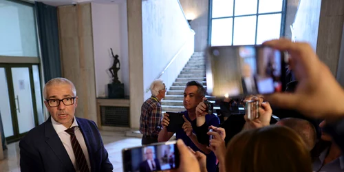 Jurnaliști așteaptă sosirea miniștrilor pentru ședința de guvern în holul de onoare al Guvernului, în București. FOTO Inquam Photos / Octav Ganea