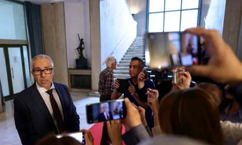 Jurnaliști așteaptă sosirea miniștrilor pentru ședința de guvern în holul de onoare al Guvernului, în București. FOTO Inquam Photos / Octav Ganea