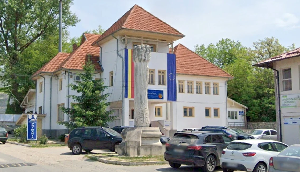 Primăria comunei Măciuca   Vâlcea   în fundal Foto Daciana Stoica jpg