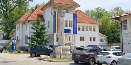 Primăria comunei Măciuca   Vâlcea   în fundal Foto Daciana Stoica jpg