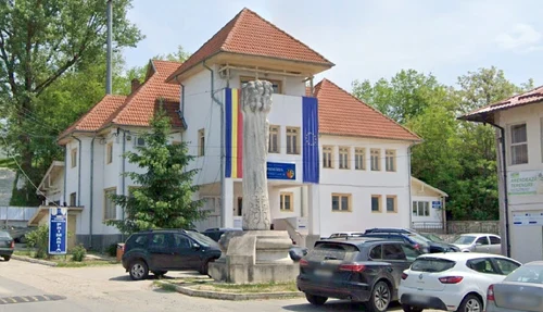 Primăria comunei Măciuca Vâlcea în fundal Foto Daciana Stoica jpg