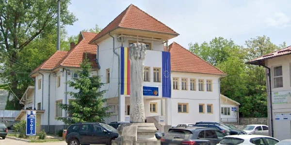 Primăria comunei Măciuca   Vâlcea   în fundal Foto Daciana Stoica jpg
