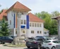 Primăria comunei Măciuca   Vâlcea   în fundal Foto Daciana Stoica jpg