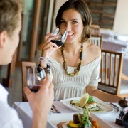 shutterstock 11962462 cuplu femeie masa mancare restaurant vin pahare jpeg