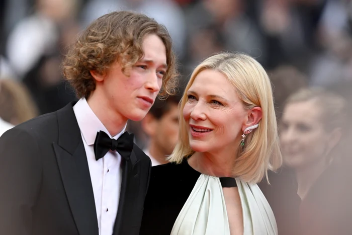 Dashiell e un timid într-o industrie a expunerii. Aici, la Cannes, cu mama sa. FOTO: Getty Images