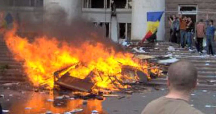 Un tânăr comunist, printre cei care au incendiat drapelul românesc la Chişinău