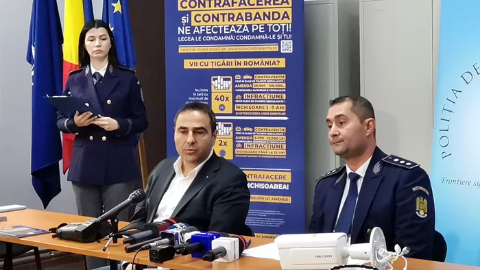 Cms. șef Viorel Vlasceanu și reprezentantul BAT Ionuț Tănase FOTO: A.M.