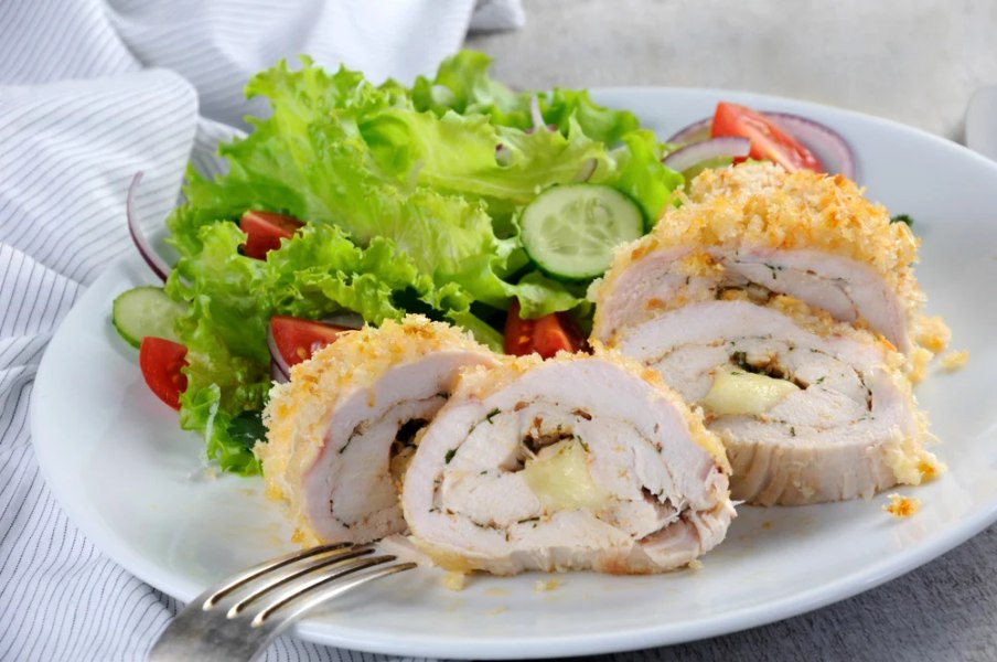 Ruladă de pui cu parmezan. Îți arătăm pas cu pas cum s-o prepari!