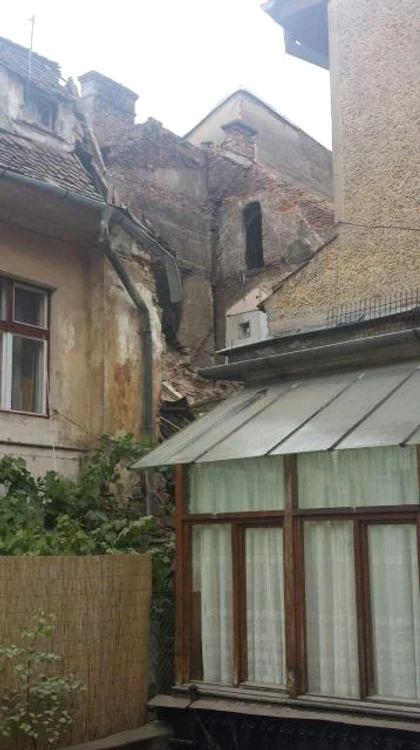 
    Dintre dărâmături a fost scos un bărbat (foto: monitorulexpres.ro)  