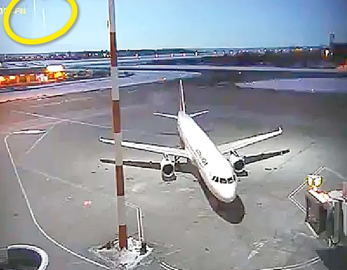 Camerele de pe Aeroportul „Henri Condă” din Otopeni au înregistrat momentul în care cerul a fost luminat, dar și dârele lăsate de meteorit