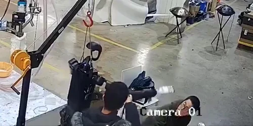 robot ataca publicul foto captura video X jpg