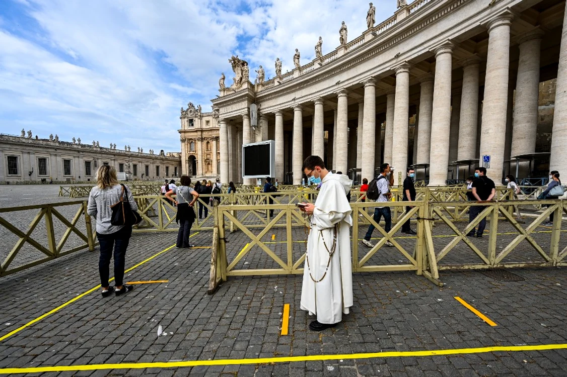 
    Sute de creştini au stat la coadă ca să intre în  biserica Sf. Petru  