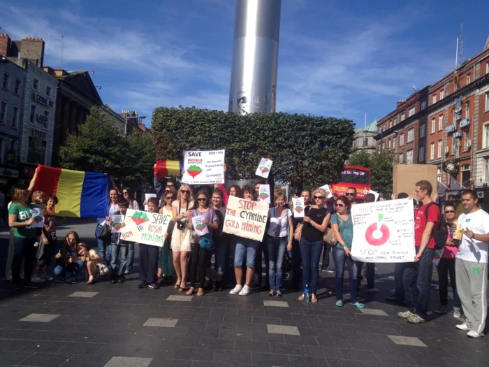 Românii din Dublin protestează faţă de proiectul minier de la Roşia Montană