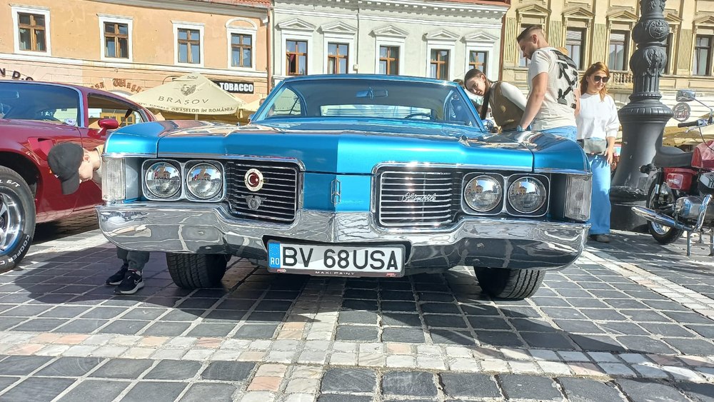 Bijuterii pe trei și patru roți în Piața Sfatului. Mașini cu personalitate admirate de brașoveni 