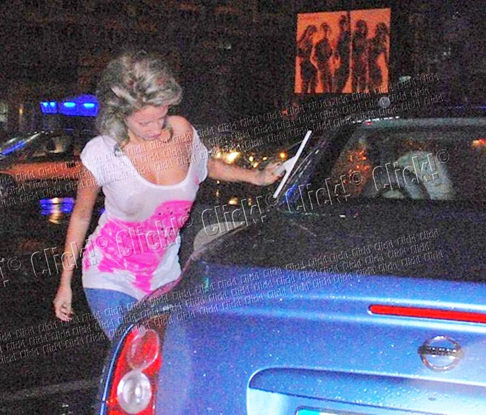 În ciuda spectacolului sexy pe care l-a oferit, Sânziana nu a primit ajutorul niciunui bărbat din zonă