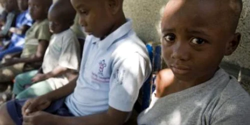 Foto: hurriyetdailynews.com Copiii din Haiti sunt trimisi sa lucreze in conditii grele de proprii parinti