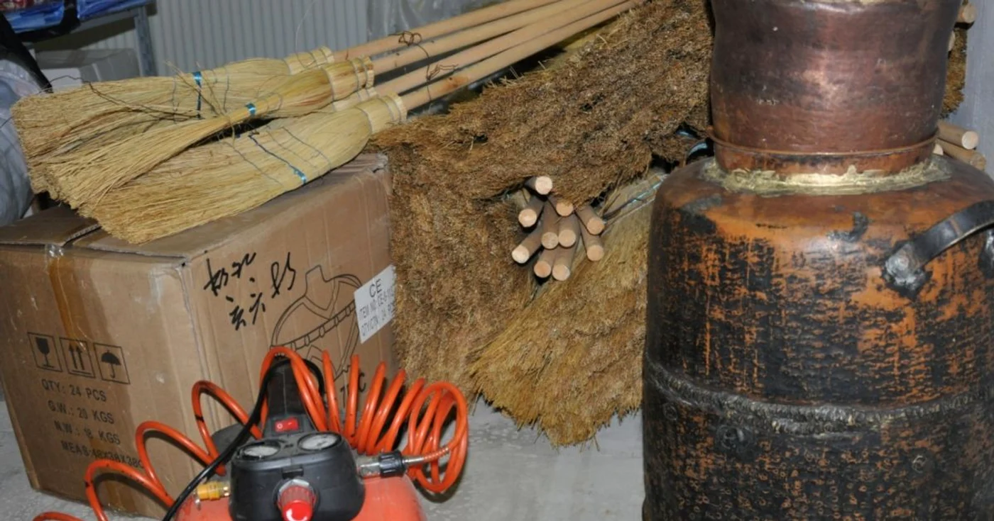 Mături şi un cazan cu ţuică, marfa confiscată de Fiscul din Ialomiţa FOTO: M. Sofronie