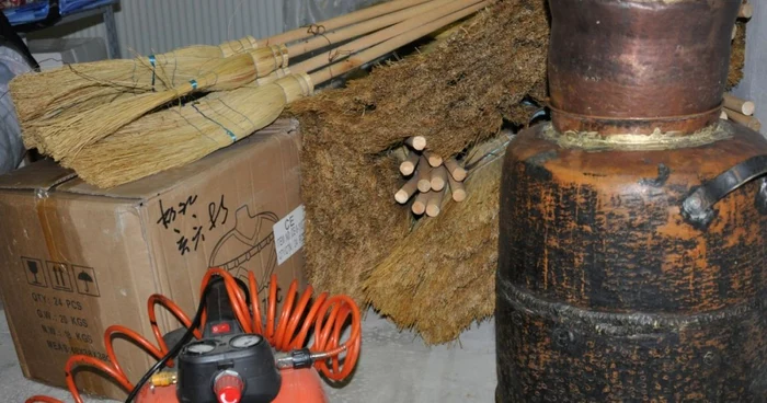 Mături şi un cazan cu ţuică, marfa confiscată de Fiscul din Ialomiţa FOTO: M. Sofronie