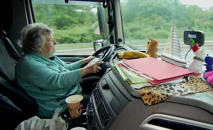 „Bunica Rosi”, șoferiță de camion la 76 de ani.