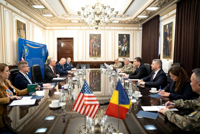 Întrevederea ministrului Apărării  cu noul ambasador al SUA. FOTO MApN