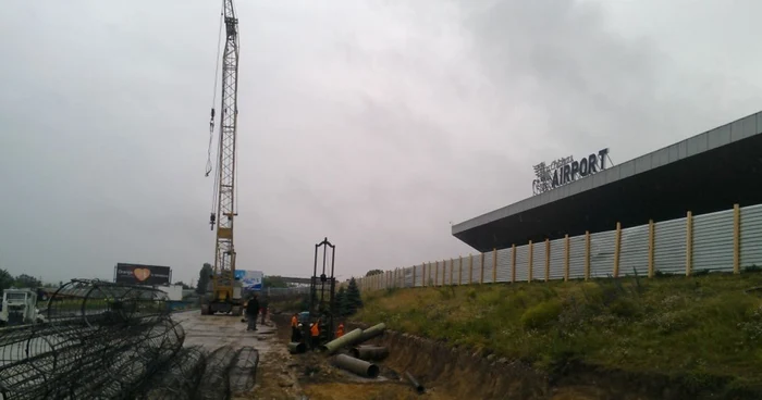 20 de muncitori de la Exfactor Grup SRL se ocupă de construcţia noii parcări etajate de la aeroport Foto: Andrei Rizescu