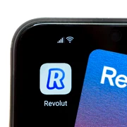 Revolut aplicatie smartphone card FOTO Shutterstock