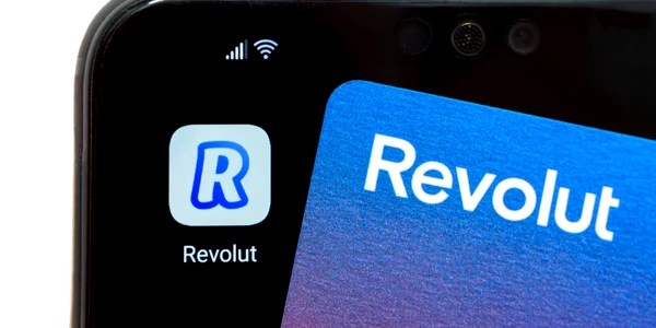 Revolut aplicatie smartphone card FOTO Shutterstock