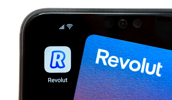 Revolut aplicatie smartphone card FOTO Shutterstock