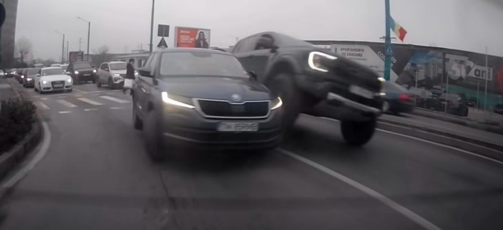 O şicanare în trafic la Timişoara, postată pe reţelele de socializare, s-a lăsat cu amenzi de mii de lei şi un dosar penal