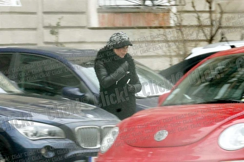Fiindcă are o mașină foarte mică, o parchează unde vrea... (Fotografii: Blitz)
