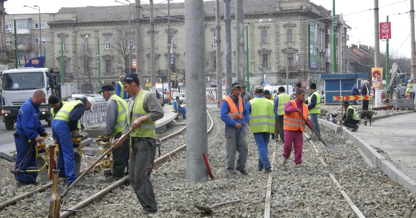 Arad: Muncitorii montează pavelele între liniile de tramvai noaptea (VIDEO)