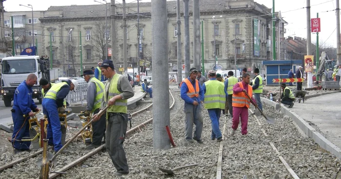 Arad: Muncitorii montează pavelele între liniile de tramvai noaptea (VIDEO)