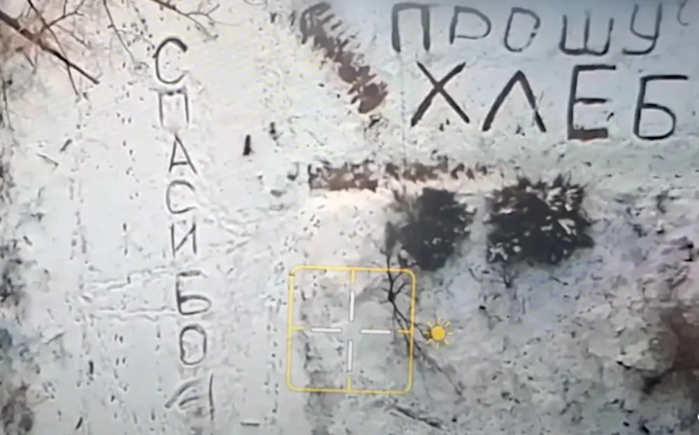 În Konstantinovka, o femeie în vârstă a scris o cerere de ajutor în zăpadă, iar un soldat i-a aruncat provizii alimentare dintr-o dronă