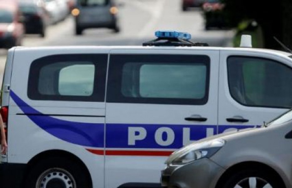 O româncă de 24 de ani este acuzată că a ucis cu zeci de lovituri de cuţit un bătrân de 81 de ani, în Franța