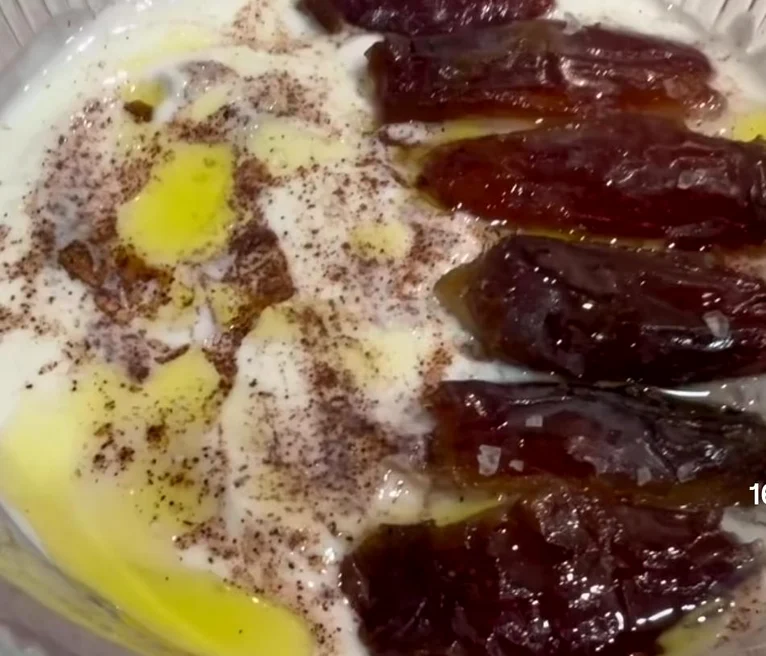 Desert sănătos cu iaurt grecesc și curmale caramelizate.