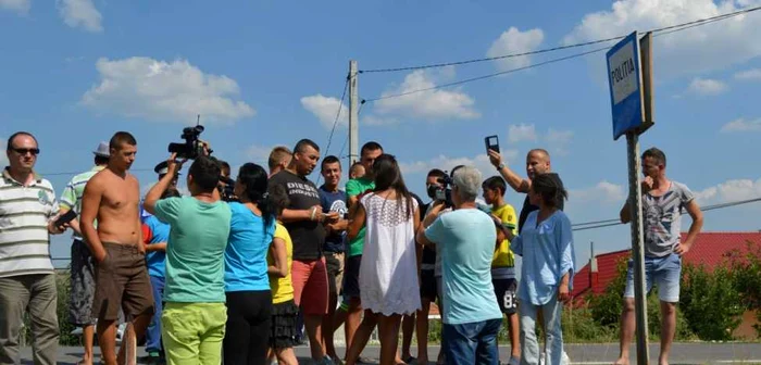 Localnici din Văleni înfruntând reprezentanţii mass-media FOTO Simona Voicu