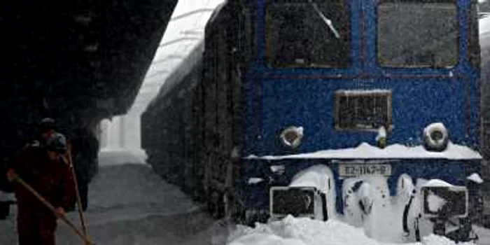 Trenurile CFR sunt blocate din cauza zăpezii