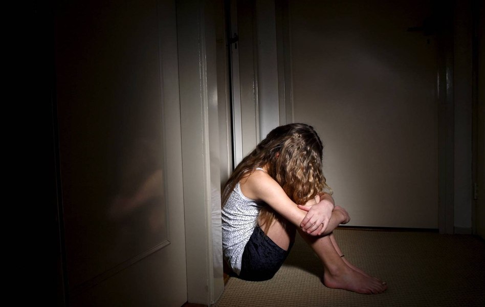 Un profesor a fost arestat preventiv, după ce a agresat sexual două eleve. Abuzurile au avut loc în timpul orelor de meditații