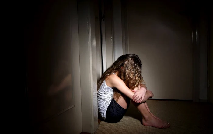 Un profesor a fost arestat preventiv, după ce a agresat sexual două eleve. Abuzurile au avut loc în timpul orelor de meditații