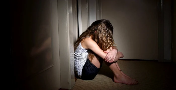 Copiii și adolescenții, victime în fața abuzatorilor. Foto cu caracter simbolic