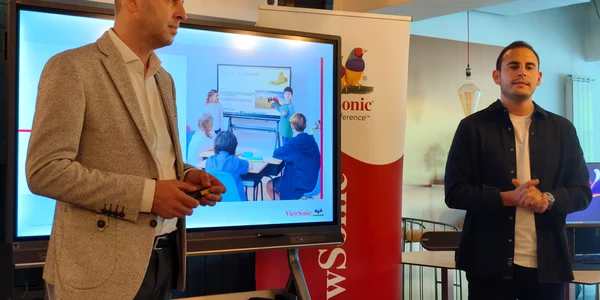 Valentin Spătaru și Mert Gundogdu prezenare Viewsonic 30 mai 2023 FOTO Adrian Pogîngeanu jpg