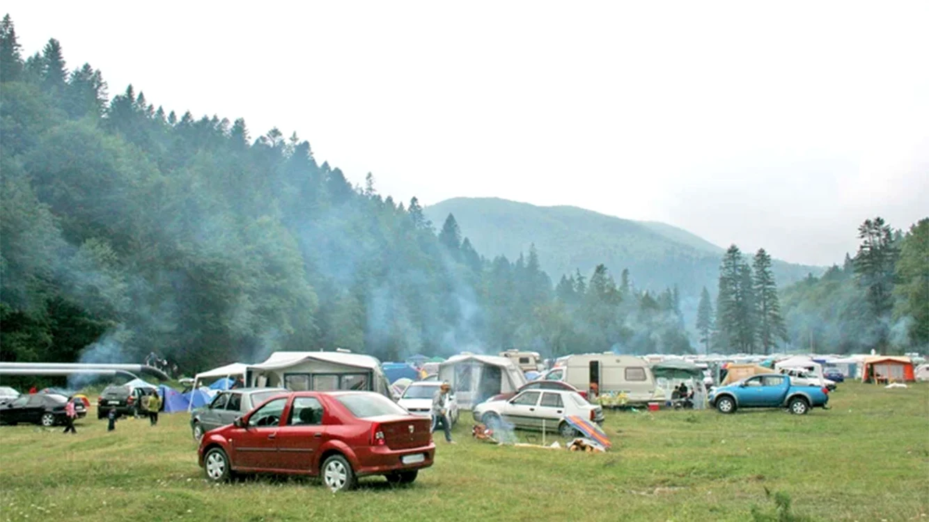 Cine vrea o vacanţă la camping, în Munţii Bucegi, trebuie să aleagă locurile special amenajate